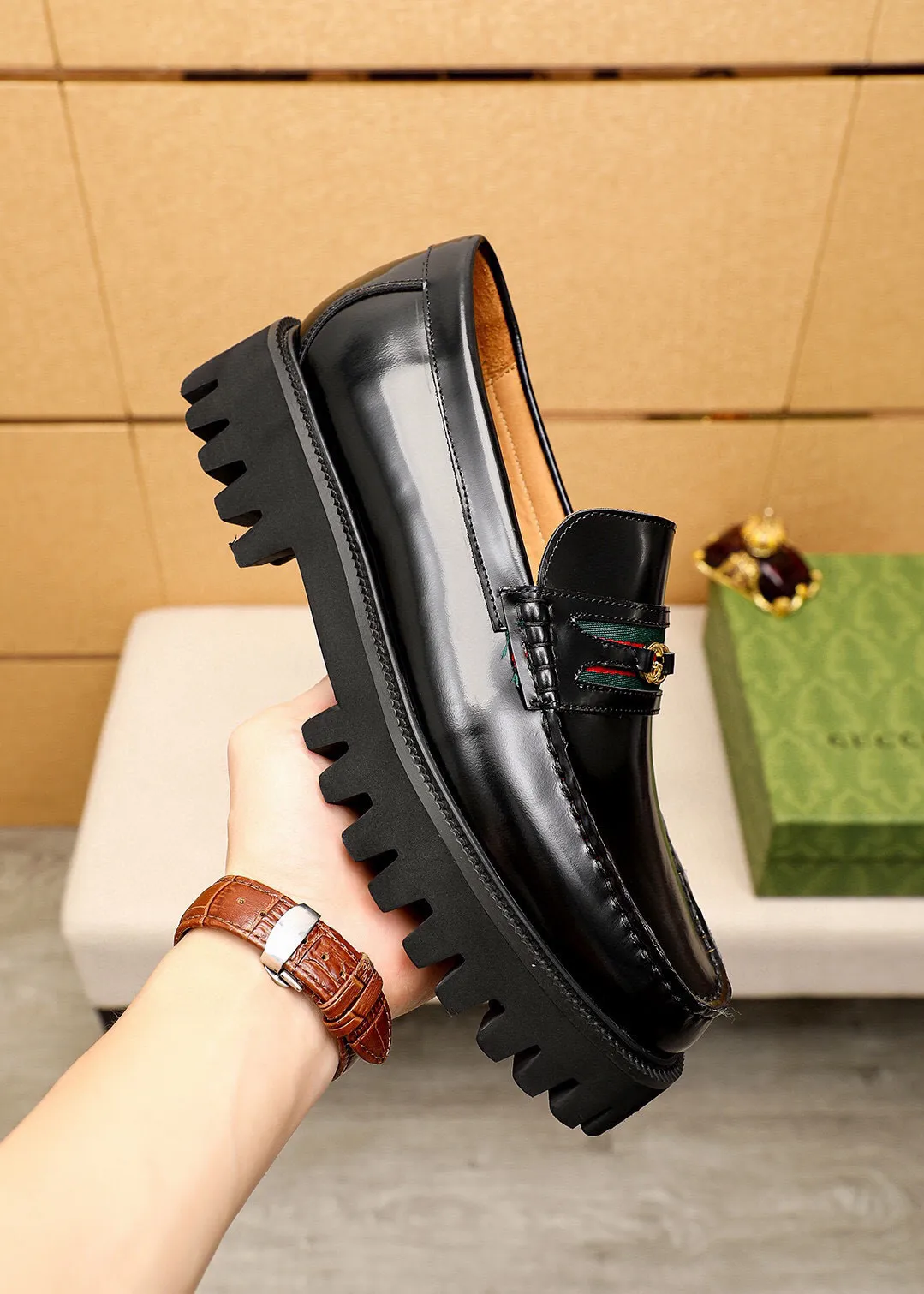 Men's shoes 💰580 💐 Product trademark: GUCCI "Gucci" casual leather shoes Regular size: 38-44 (45.46🉑️customized) Product materials: Selected imported first-layer open-edge beaded cowhide leather upper + luxury hardware buckle, imported water-dyed cowhide leather lining. Strong three-dimensional visual effect, original foam outsole Color: 2⃣️colors available
